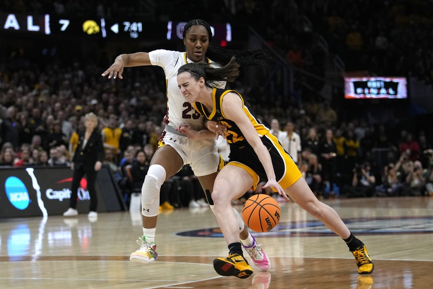 07.04.2024, USA, Cleveland: Baskeltball: NCAA College-Basketball, Final Four, Iowa - South Carolina. Caitlin Clark von Iowa zieht an Bree Hall von South Carolina (l) vorbei. Foto: Carolyn Kaster/AP ++ ...