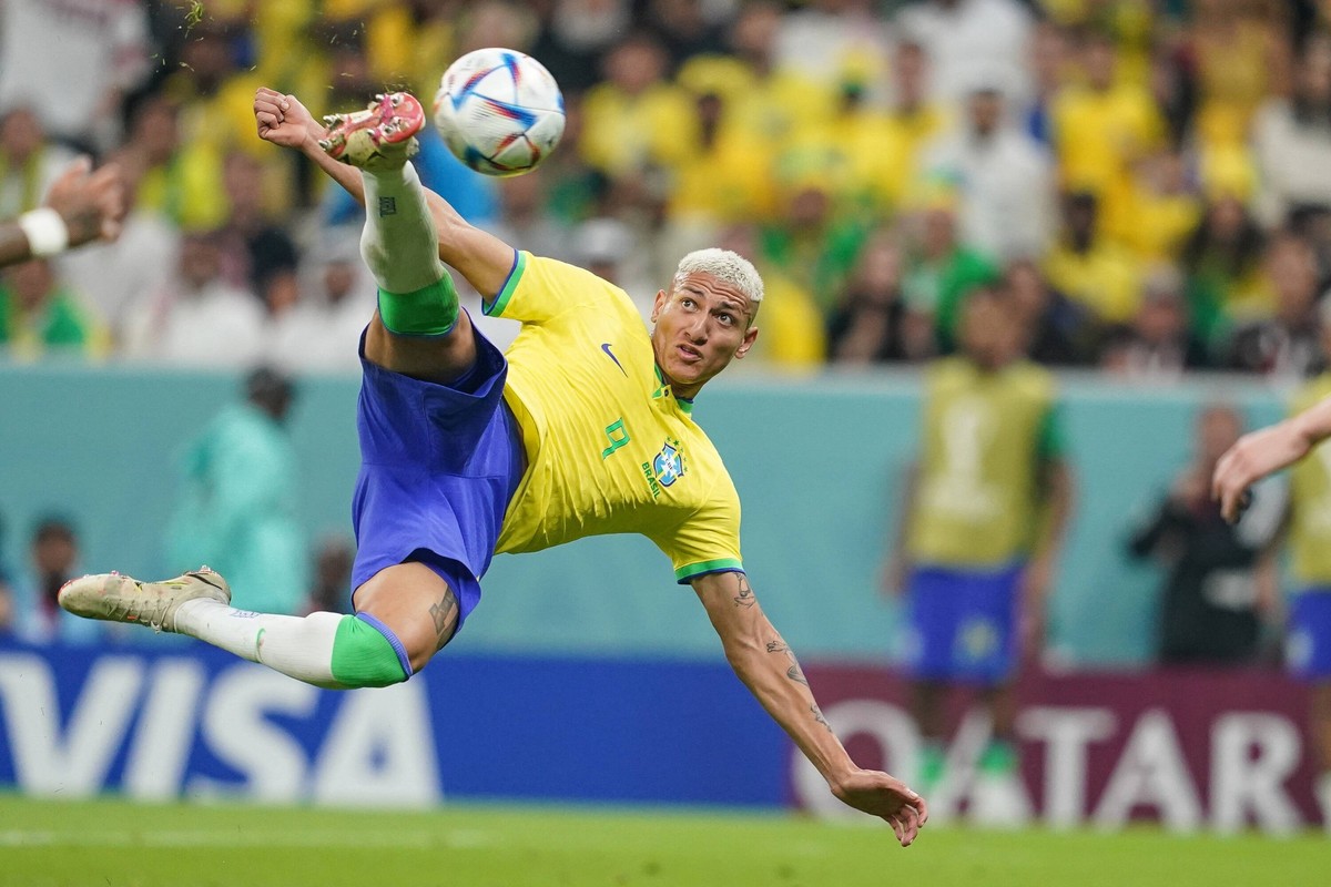 Sport Bilder des Tages DOHA, QATAR - NOVEMBER 24: Richarlison of Brazil scores during the FIFA World Cup, WM, Weltmeisterschaft, Fussball Qatar 2022 group G match between Brazil and Serbia at Lusail S ...