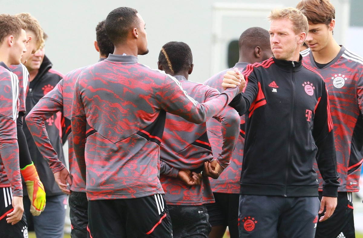 Vor dem Training, begruesst Trainer Julian Nagelsmann seine Spieler per Handschlag. Hier mit 38 Ryan Gravenberch Fussball / Abschlusstraining des FC Bayern Muenchen vor dem UEFA Champions League-Grupp ...