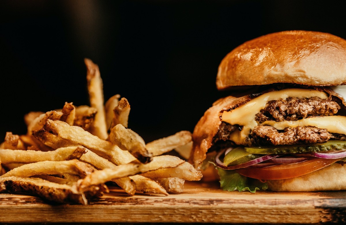 Sieht aus wie Fleisch, schmeckt wie Fleisch – ist aber vegan: Ein Burger mit veganem Patty.