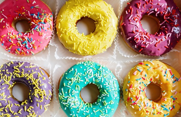 Bunt, lecker und voller Zucker: Donuts sind eine wahre Zuckerbombe.