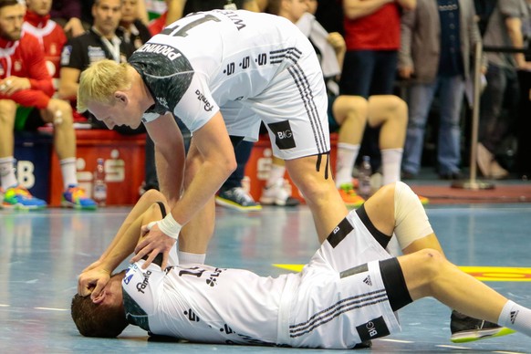 Christian Dissinger (Kiel, 15) verletzt, Verletzung, injured, sporting injury, Patrick Wiencik (Kiel, 17) bei ihm, Handball, DKB Bundesliga, SC Magdeburg - THW Kiel, xtgx

Christian Dissident Ingers ...