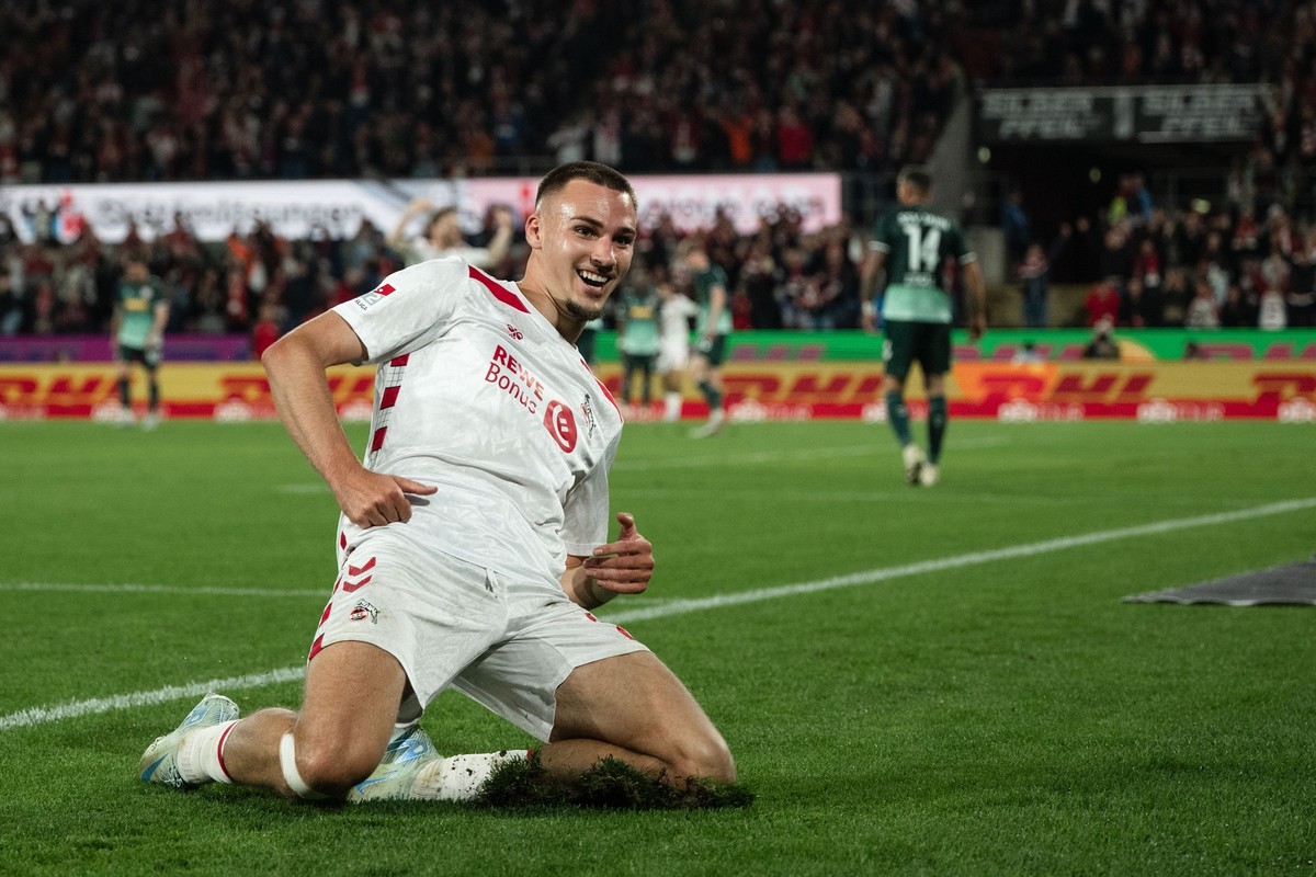 03.05.2025, Nordrhein-Westfalen, Köln: Fußball: 2. Bundesliga, 1. FC Köln - Jahn Regensburg, 32. Spieltag, RheinEnergieStadion. Kölns Torschütze Tim Lemperle jubelt nach seinem Treffer zur 1:0 Führung ...