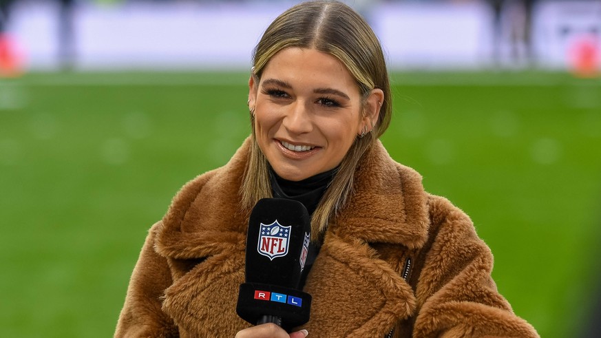 Jana Wosnitza RTL Moderatorin, Indianapolis Colts vs. New England Patriots, American Football, National Football League, Week 10, Saison 2023, 12.11.2023, Indianapolis Colts vs. New England Patriots,  ...