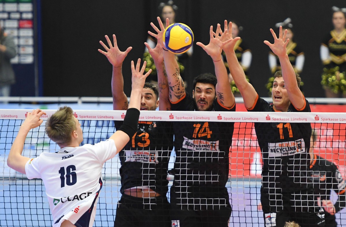 Volleyball, VBL, SVG L�neburg - BR Volleys GER,VBL, SVG Lueneburg vs Berlin Recycling Volleys / 08.02.2020, GER, VBL, SVG Lueneburg vs Berlin Recycling Volleys, im Bild Konrad Thole Lueneburg 16 versu ...