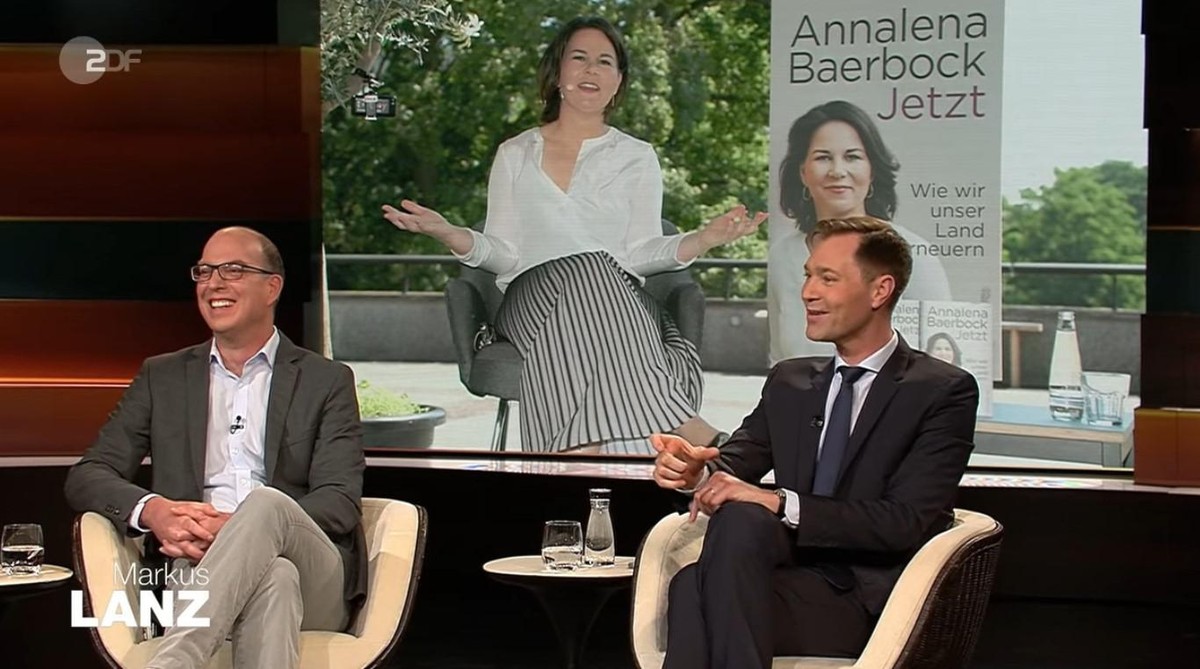 Journalist Ulrich Schulte und Strategieberater Julius van de Laar sehen die Krisenkommunikation der Grünen in der Plagiatsdebatte rund um Annalena Baerbock sehr kritisch.