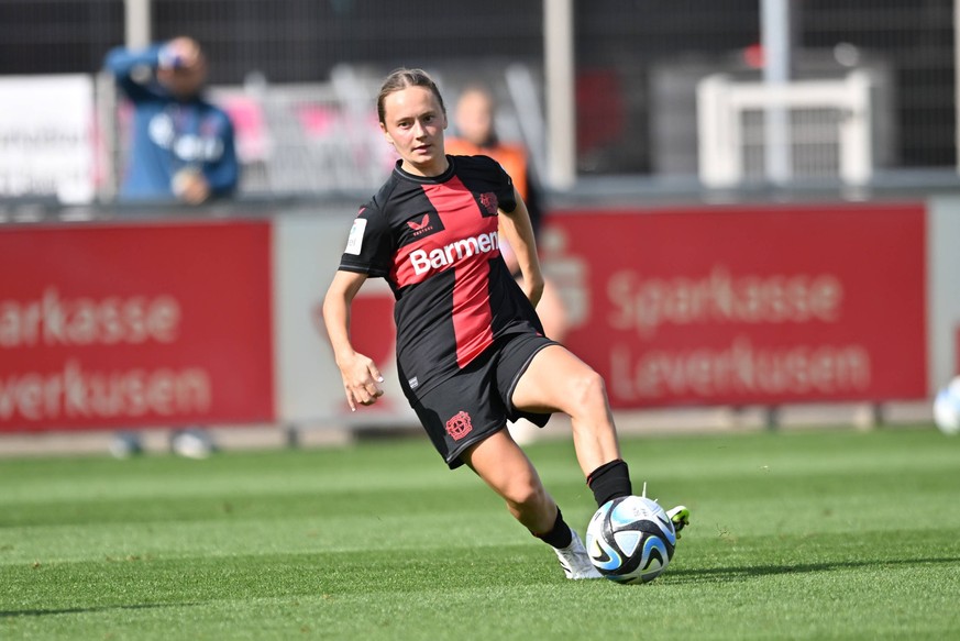 Sofie Zdebel B04, 16 spielt den Ball, 30.09.2023, Leverkusen Deutschland, Fussball,google Pixel Frauenbundesliga - bayer 04 Leverkusen - 1.FC N