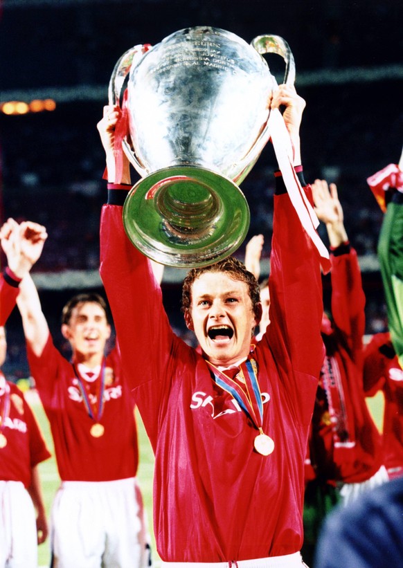 Torsch�tze Ole Gunnar Solskjaer (Manchester United) mit dem Pokal