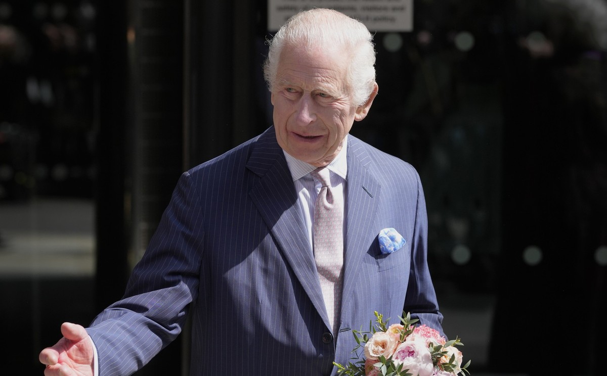 30.04.2024, Großbritannien, London: König Charles III. von Großbritannien verlässt das University College Hospital Macmillan Cancer Centre. Der König, Schirmherr von Cancer Research UK und Macmillan C ...