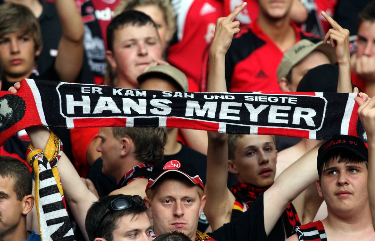 Er kam, sah und siegte: Nürnberger Fans verehren Trainer Hans Meyer