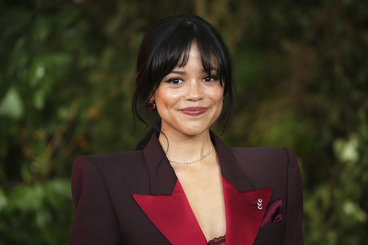 ARCHIV - 30.08.2024, Großbritannien, London: Jenna Ortega, Schauspielerin aus den USA, kommt zu einem Fototermin für den Film «Beetlejuice Beetlejuice». (zu dpa: «The Weeknd und Jenna Ortega bei Coach ...
