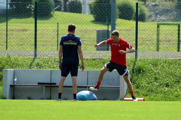 Nils Petersen (Freiburg) im Einzeltraining mit Physiotherapeut Behrendt im Trainingslager SC Freiburg Schruns 2021 DFL REGULATIONS PROHIBIT ANY USE OF PHOTOGRAPHS AS IMAGE SEQUENCES AND/OR QUASI-VIDEO ...