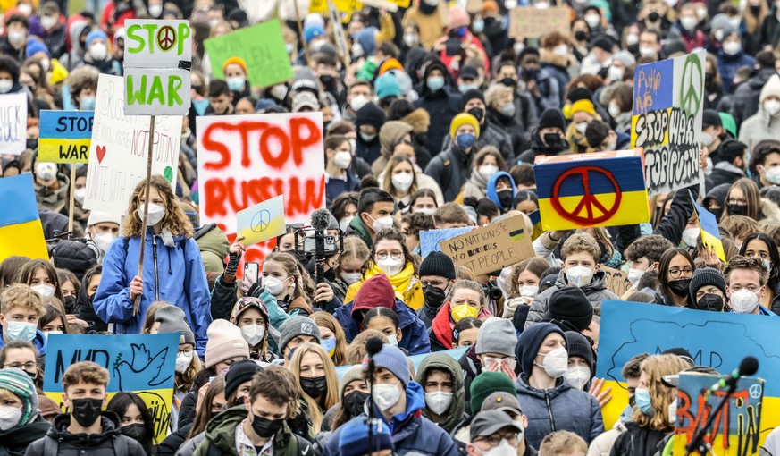 Teilnehmer einer Demonstration, zu der die Klimaschutzbewegung «Fridays for Future» aufgerufen hatte, protestieren in der Hauptstadt mit selbstgemalten Schildern gegen den Krieg und den russischen Ang ...