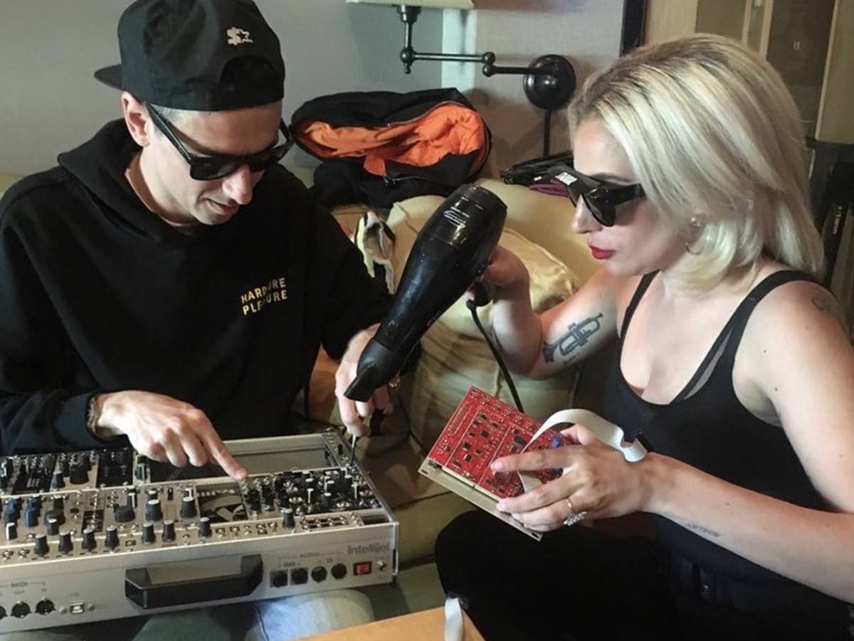 Mit Lady Gaga produzierte der Berliner das Lied "Rain on Me", in dem auch Ariana Grande singt.