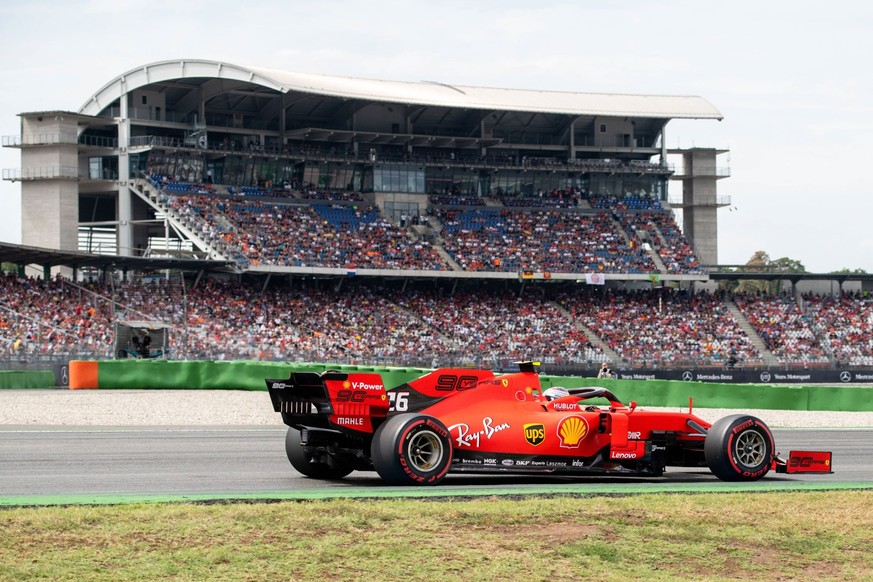 Der Ferrari 2019 vor der markanten Tribüne am Hockenheimring.