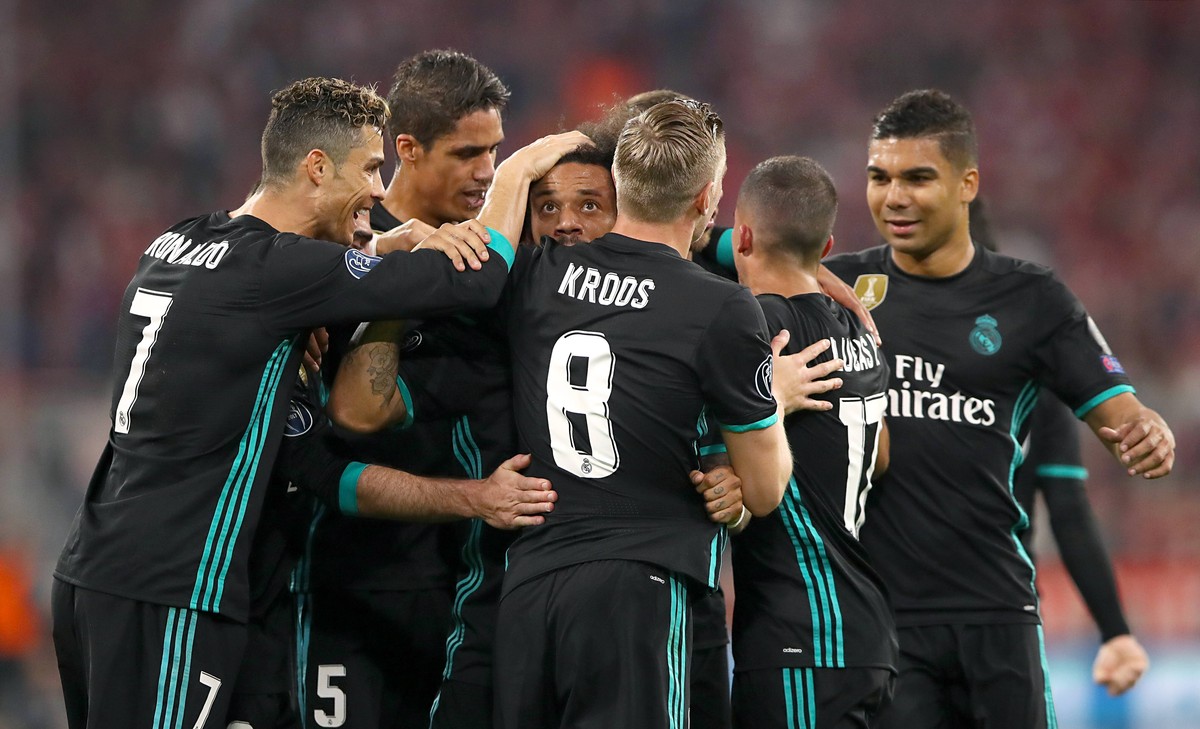 Bilder des Tages - SPORT Bayern Munich v Real Madrid - UEFA Champions League - Semi Final - First Leg - Allianz Arena Real Madrid s Junior Marcelo (centre) celebrates scoring his side s first goal of ...