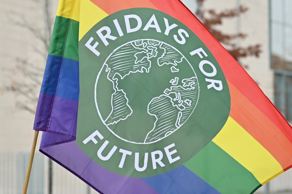 11.11.2024, Berlin: Eine Flagge von Fridays For Future weht bei einer Protestaktion der Klimaaktivisten vor dem Kanzleramt in Berlin anl