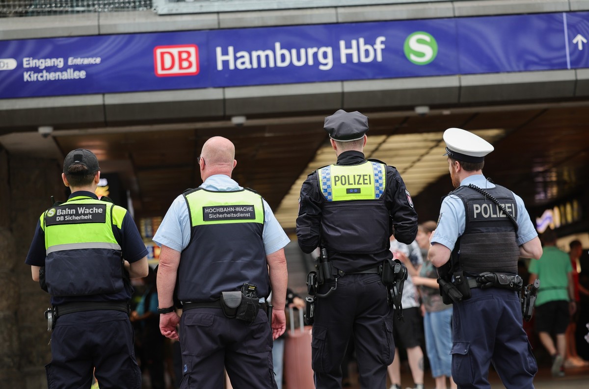 14.08.2024, Hamburg: Eine &quot;Quattro-Streife&quot; aus Sicherheitskr