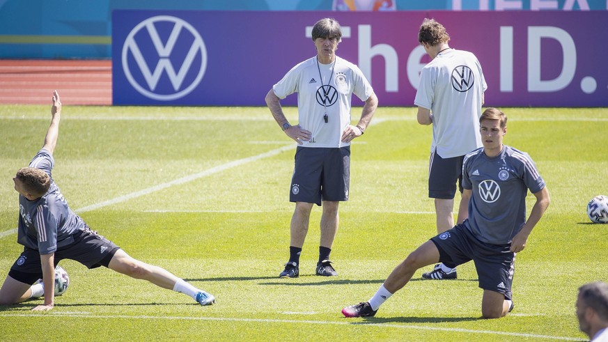Jogi Löw (2. v.l.) mit seinen Jungs beim Training vor dem Spiel gegen Portugal.