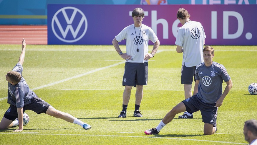 17.06.2021, Fussball, Deutsche Nationalmannschaft, EM-Quartier und Trainingslager, GER, Herzogenaurach, Adidas Home Ground Bild: v. li. Thomas Mueller Deutschland, Bundestrainer Joachim Loew Deutschla ...