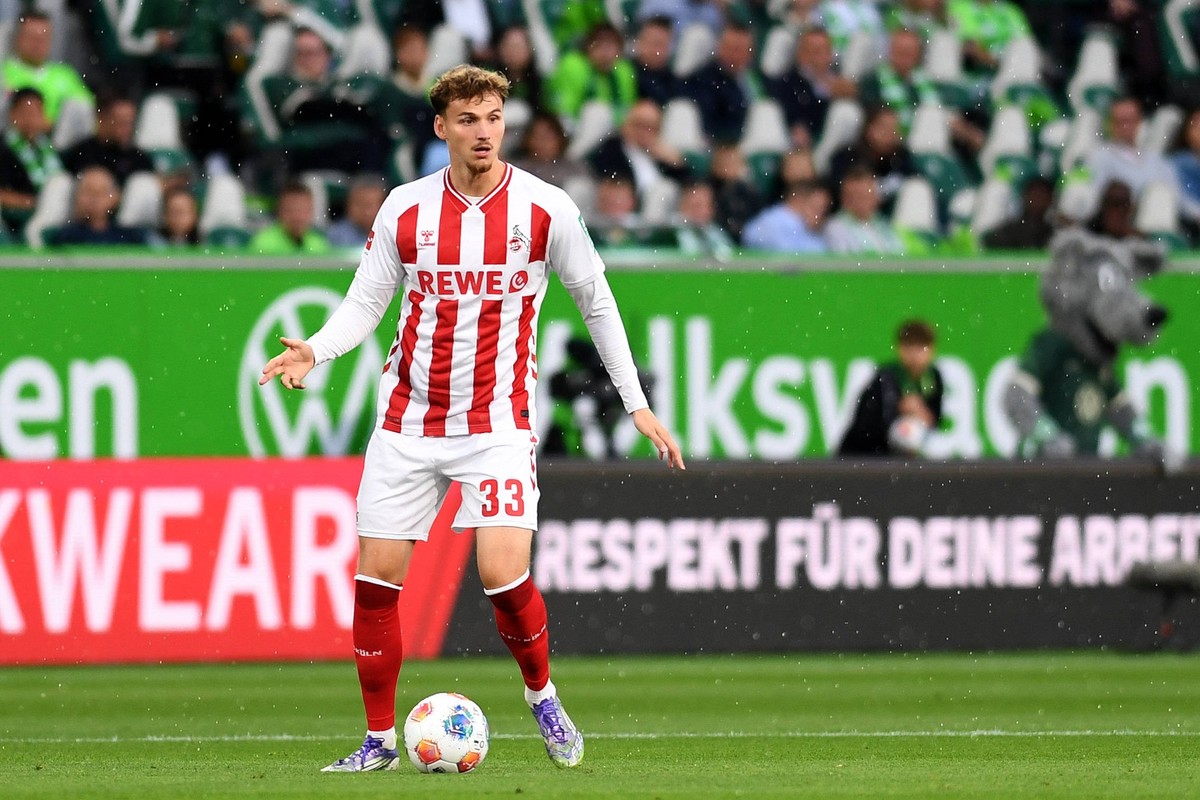 Rav van den Berg 1. FC Koeln in Aktion, am Ball, Einzelaktion waehrend des Spiels der Bundesliga zwischen VfL Wolfsburg und 1. FC K�ln, Volkswagen Arena am 13. September 2025 in Wolfsburg, Deutschland ...