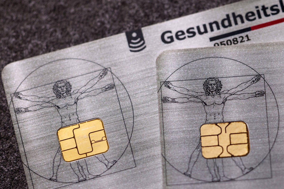 Mehrere Gesundheitskarten der gesetzlichen Krankenkasse Techniker Krankenkasse liegen auf einem Tisch. Die Techniker Krankenkasse TK ist Deutschlands gr