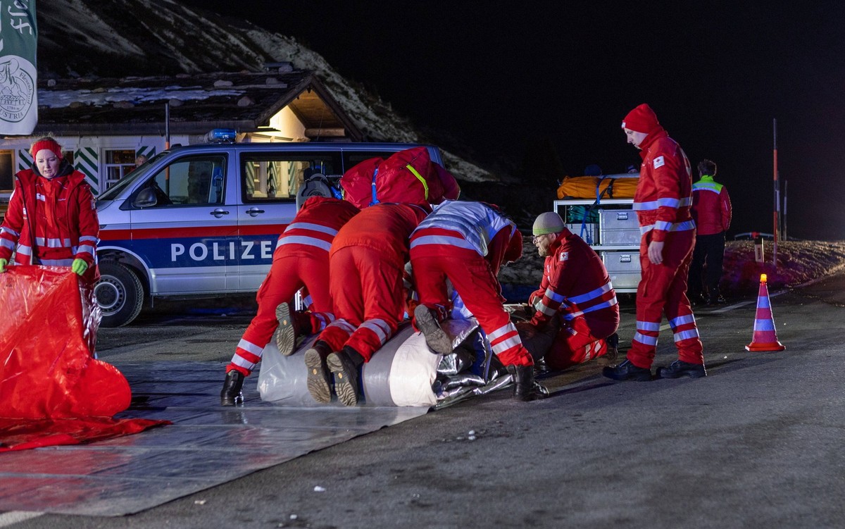 Lech 25.12.2022, Z�rs, Lech, AUT, Lawinenabgang Lech am Arlberg, Im Skigebiet Lech-Z�rs am Arlberg ist am Sonntagnachmittag gegen 15.00 Uhr eine Lawine abgegange, rund 200 Einsatzkr�fte sind im Einsat ...