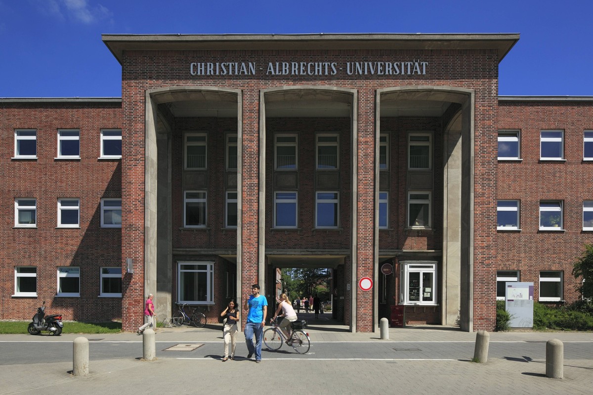 Bildnummer: 55616926 Datum: 27.06.2011 Copyright: imago/Werner Otto
Studenten und Studentinnen vor dem Hauptgeb�ude der Christian-Albrechts-Universit�t in Kiel, Kieler F�rde, Ostsee, Schleswig-Holste ...