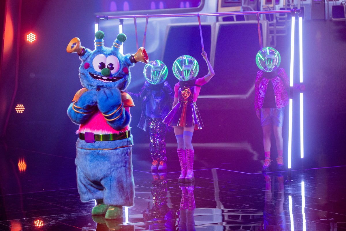 27.10.2020, Nordrhein-Westfalen, K�ln: Die Figur "Das Alien" steht in der Prosieben-Show "The Masked Singer" auf der B�hne. Foto: Rolf Vennenbernd/dpa +++ dpa-Bildfunk +++