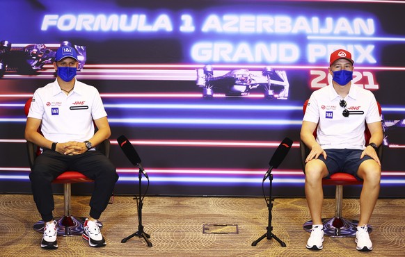 03.06.2021, Aserbaidschan, Baku: Motorsport: Formel 1: Video-Pressekonferenzen des Weltverbands zum Gro�en Preis von Aserbaidschan. Mick Schumacher (l) aus Deutschland vom Haas F1 Team und sein Teamko ...