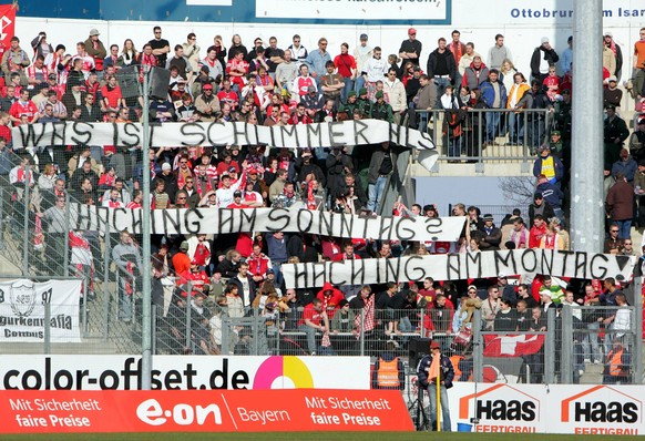 Fans von Energie Cottbus beim Auswärtsspiel in Unterhaching:&nbsp;"Was ist schlimmer als Haching am Sonntag? Haching am Montag!"