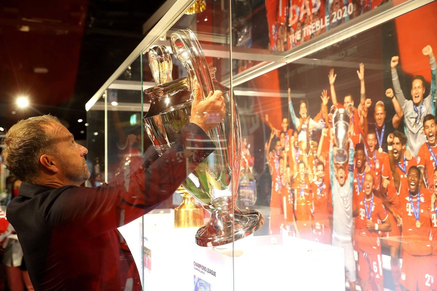 Ab in die Vitrine damit: Trainer Hansi Flick stellt den Henkelpott in den Trophäenschrank des Bayern-Museums. Dass sein Team den Pokal holte, lag auch an einer emotionalen Ansprache vorm Endspiel gege ...