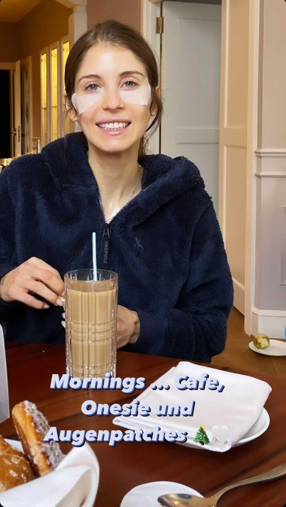 Cathy Hummels in Mats' Onesie beim Frühstück.