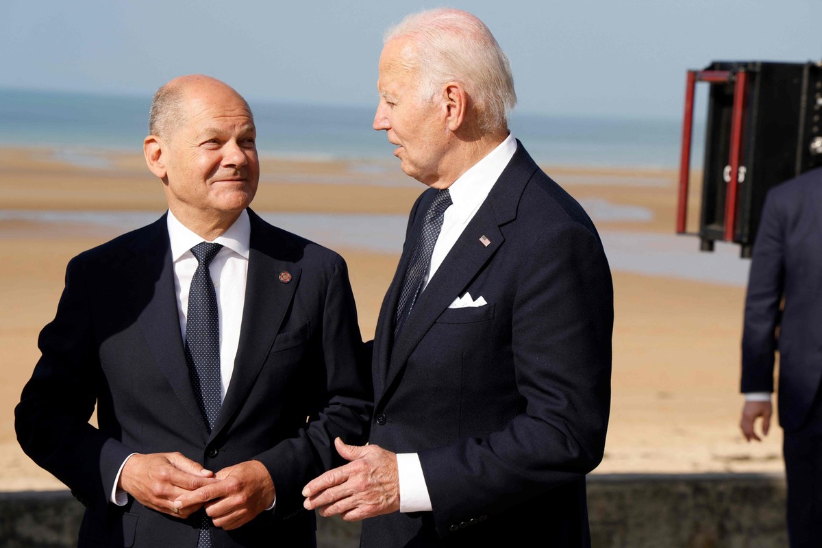 ARCHIV - 06.06.2024, Frankreich, Saint-Laurent-Sur-Mer: Bundeskanzler Olaf Scholz (l) und US-Pr