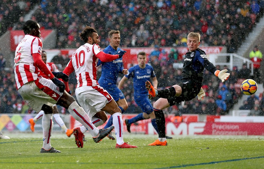 Stoke City v Everton - Premier League - bet365 Stadium Stoke City s Eric Maxim Choupo-Moting (second from left) scores his side s first goal of the game EDITORIAL USE ONLY No use with unauthorised aud ...
