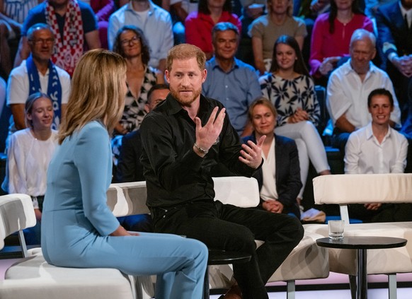 HANDOUT - 09.09.2023, Mainz: Die vom ZDF zur Verf�gung gestellte Aufnahme zeigt Moderatorin Katrin M�ller-Hohenstein und Prinz Harry zu Gast in der Fernsehsendung �das aktuelle sportstudio�. Foto: Ral ...