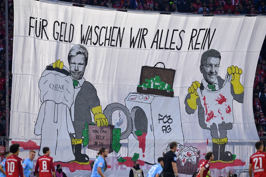 Fussball 1. Bundesliga Saison 2021/2022 11. Spieltag FC Bayern Muenchen - SC Freiburg 06.11.2021 Ein Plakat der FC Bayern Ultras in der Suedkurve der Allianz Arena gegen die Partnerschaft des FC Bayer ...