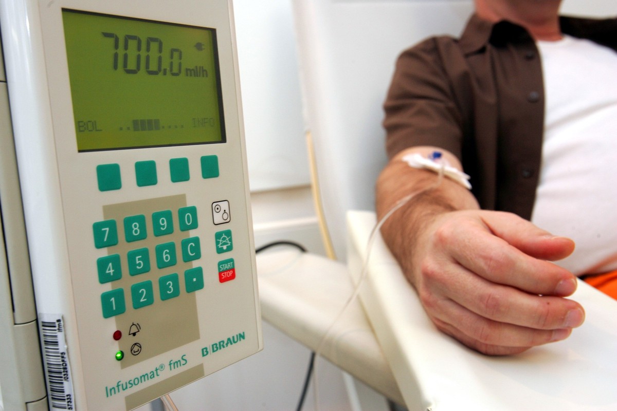 ARCHIV - Zum Themendienst-Bericht vom 4. Januar 2023: Wenn die Chemotherapie bei einer Krebserkrankung nicht mehr helfen kann, muss die Krankenversicherung die Kosten für eine alternative Therapie tra ...
