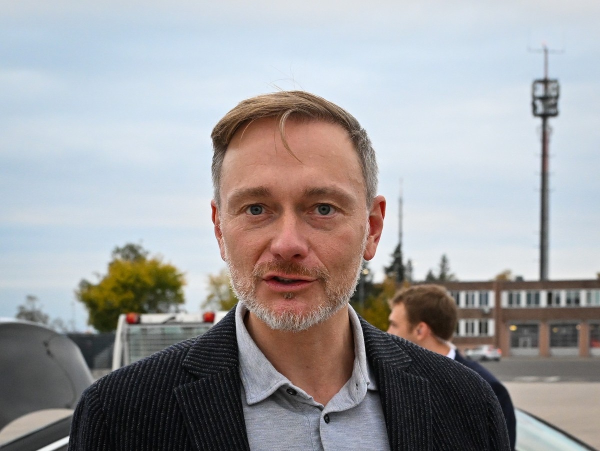 21.10.2024, Brandenburg, Schönefeld: Christian Lindner (FDP), Bundesminister der Finanzen, kommt zu seinem Abflug in die USA auf dem militärischen Teil des Flughafens Berlin Brandenburg (BER) an. (zu  ...