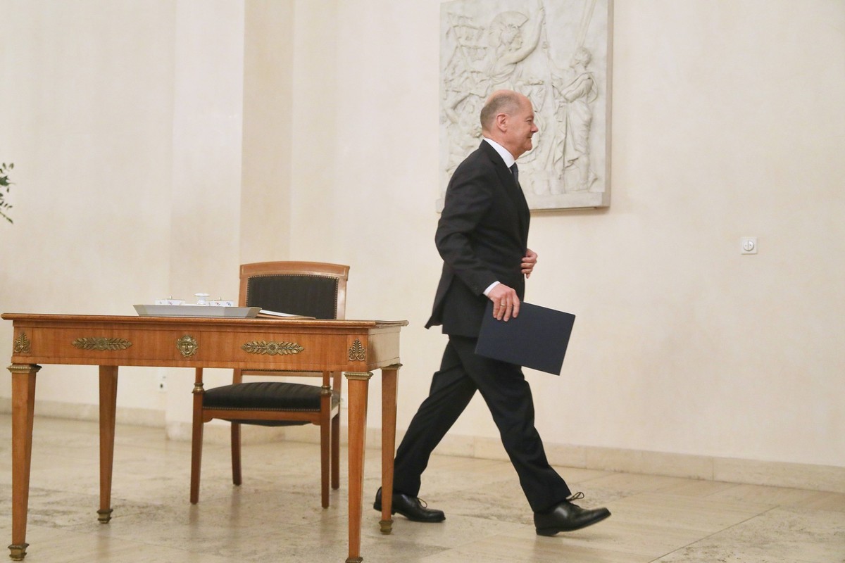 Berlin, Deutschland, 16.12.2024: Schloss Bellevue: Bundeskanzler Olaf Scholz SPD ist kurz nachdem er im Bundestag die Vertrauensfrage verloren hat beim Bundespräsident zum Gespräch und trägt sich dort ...