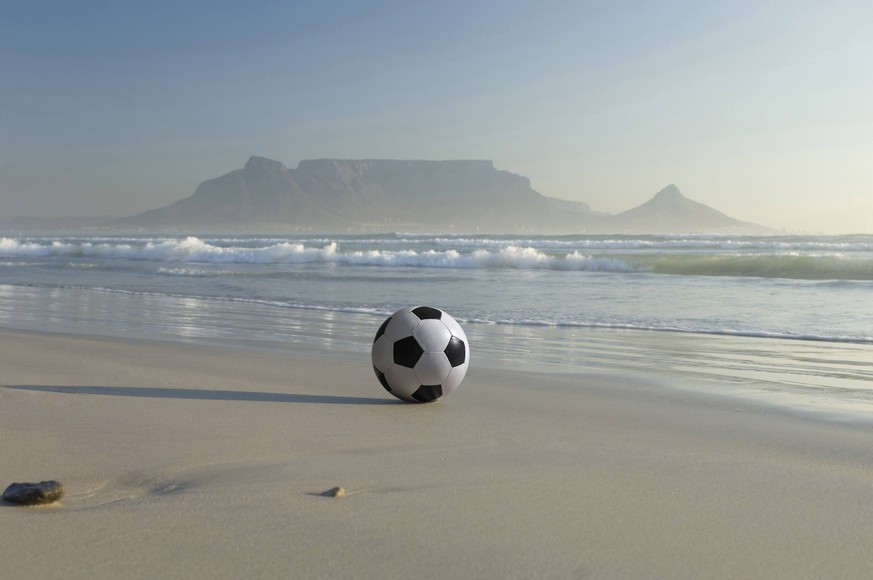 Africa, South Africa, Kapstadt, Soccer ball on beach PUBLICATIONxINxGERxSUIxAUTxHUNxONLY MDF00144

Africa South Africa Cape Town Soccer Ball ON Beach PUBLICATIONxINxGERxSUIxAUTxHUNxONLY