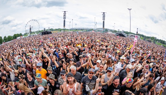dpatopbilder - 08.06.2024, Bayern, N�rnberg: Zahlreiche Zuschauer verfolgen ein Konzert beim Open-Air-Festival &quot;Rock im Park&quot;. Es ist eines der gr��ten Musikfestivals in Deutschland. Das Fes ...