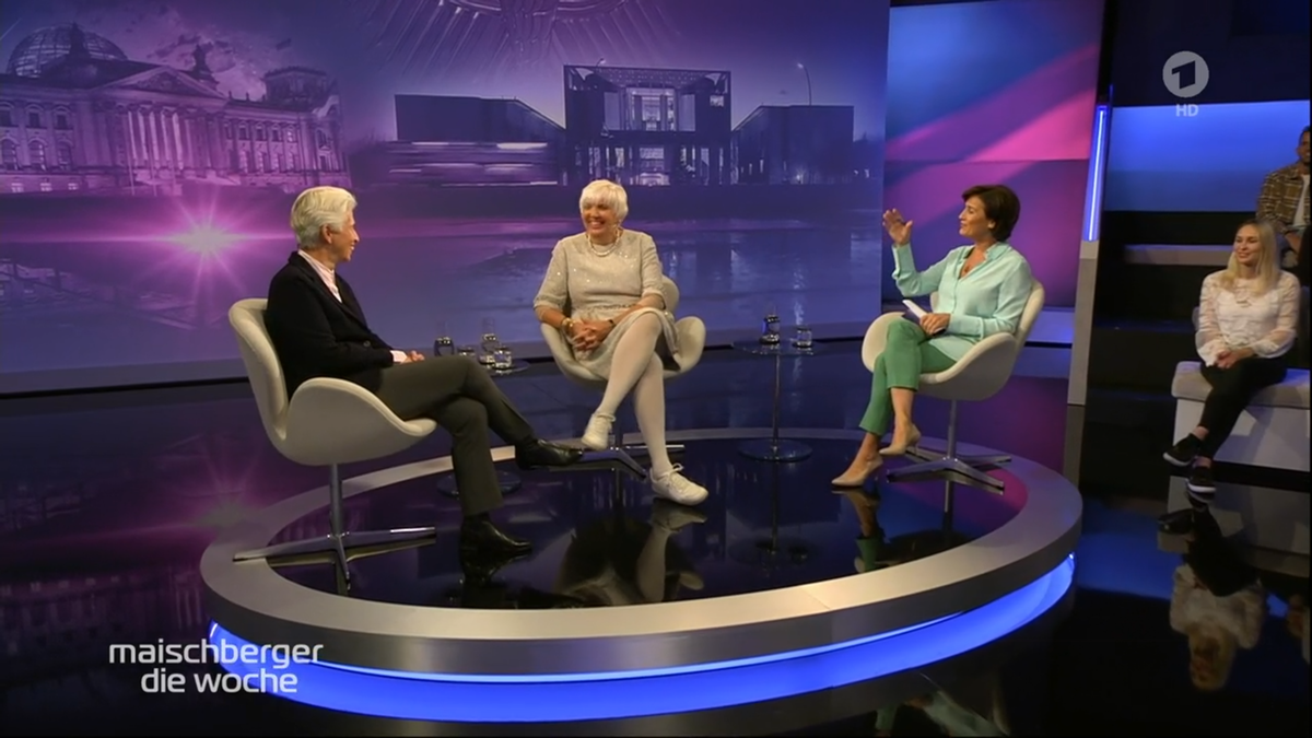 Marie-Agnes Strack-Zimmermann und Claudia Roth sind unterschiedlicher Meinung, aber verstehen sich gut.