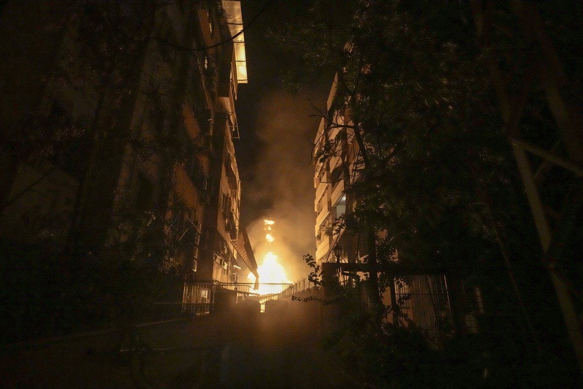 27.09.2024, Libanon, Beirut: Ein Feuer brennt nach eines israelischen Luftangriffs in den südlichen Vororten von Beirut. Foto: Bilal Hussein/AP/dpa +++ dpa-Bildfunk +++