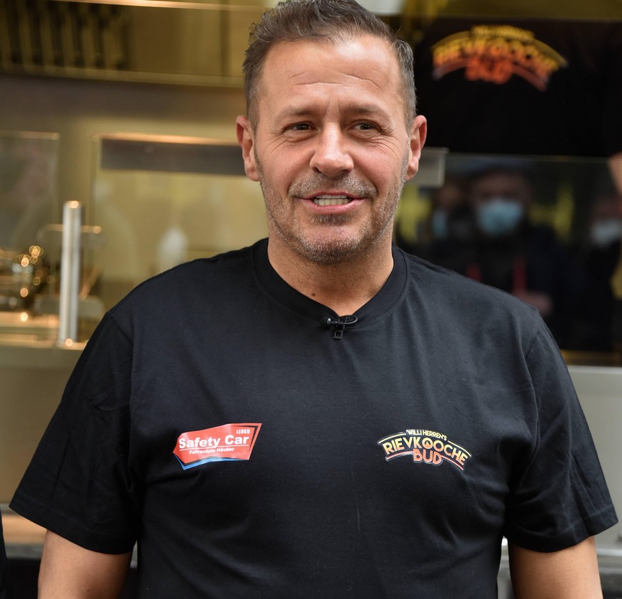 Schauspieler und Reality-Star Willi Herren bei der Eröffnung seiner Willi Herrens Rievkooche Bud Willi Herren s Reibekuchen Bude, Ein Foodtruck auf dem Segros Gelände *** Actor and reality star Willi  ...