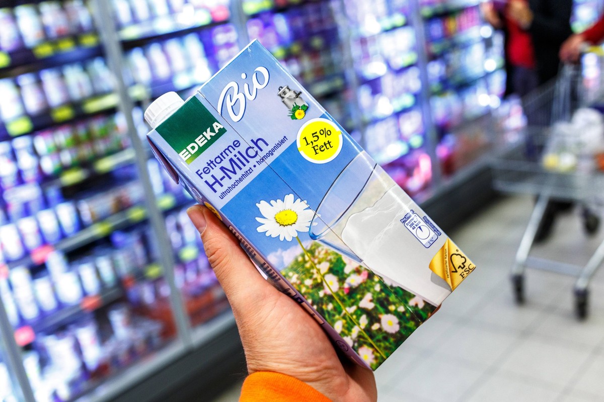 Einkaufen im Supermarkt / Milch / 1,5 % fettarme H-Milch, Edeka, Bio Shopping in the supermarket milk 1 5 low-fat H milk Edeka Bio
