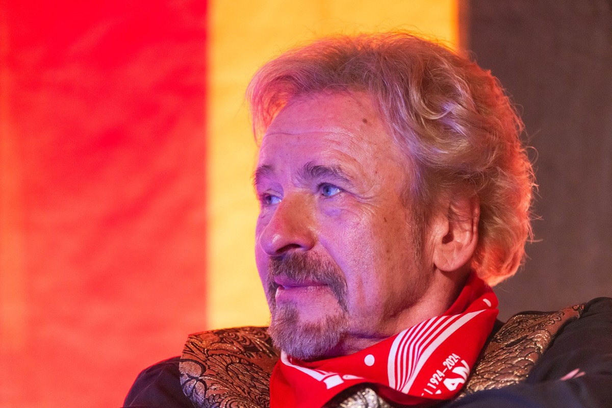 ARCHIV - 31.01.2024, Baden-Württemberg, Rust: Thomas Gottschalk sitzt während der Verleihung der goldenen Narrenschelle im Hotel Colosseo. Gottschalk hat in einem Interview über eine Krebserkrankung g ...