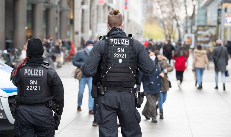 12.12.2020, Sachsen, Dresden: Polizisten stehen auf der Einkaufsstra