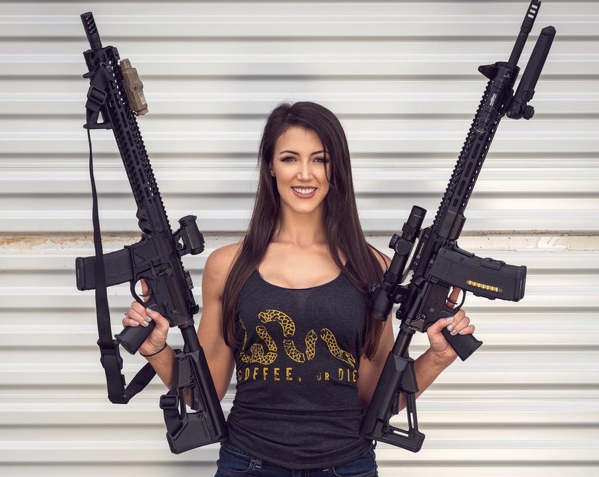 Kriegsveteranin Lauren Young ist eine Gunfluencerin.