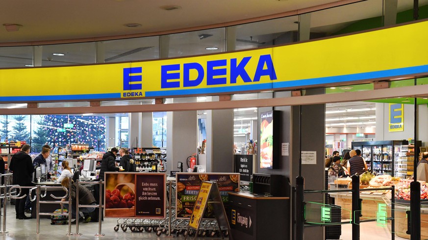 Eine Edeka-Filiale reagiert auf eine Gewohnheit vieler Kund:innen. (Symbolbild)